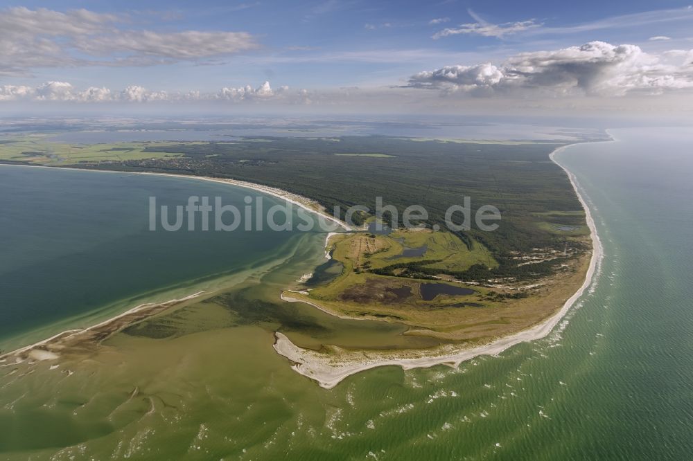 Born a. Darß von oben - Landschaft des Darßer Ort zwischen Ostsee und Libbertsee mit dem Weststrand am Darß im Nationalpark Vorpommersche Boddenlandschaft bei Born a. Darß im Bundesland Mecklenburg-Vorpommern