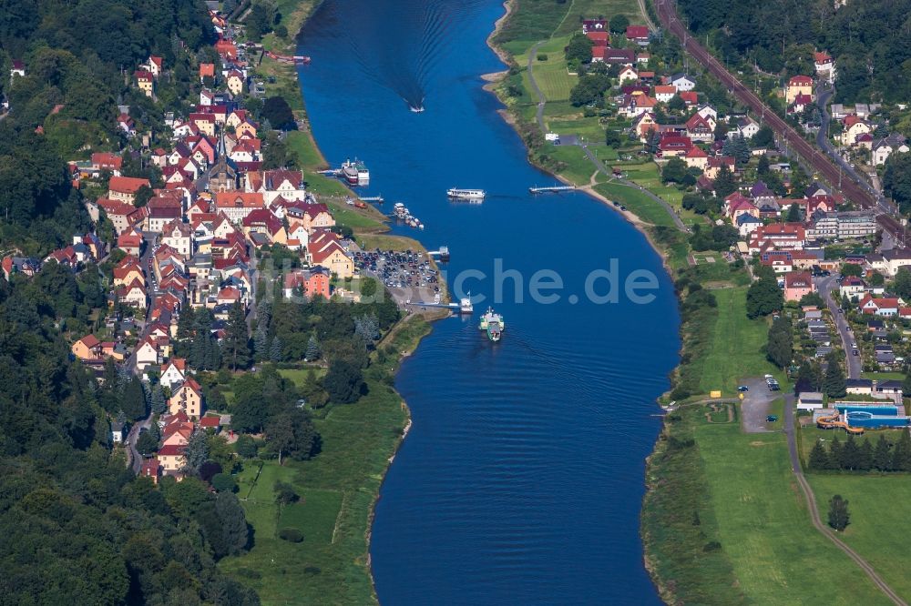 Wehlen von oben - Landschaft des Elbtal entlang der Ufer der Elbe in der Sächsischen Schweiz bei Wehlen im Bundesland Sachsen