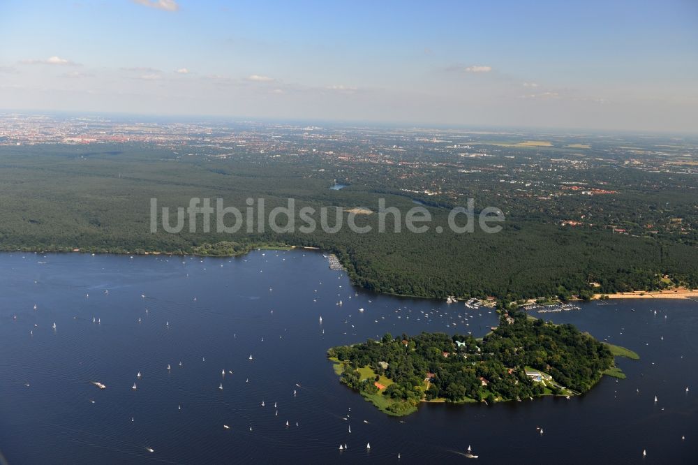 Luftaufnahme Berlin - Landschaft entlang der Uferbereiche des Großen Wannsee mit dem Grunewald im Stadtbezirk Charlottenburg-Wilmersdorf von Berlin