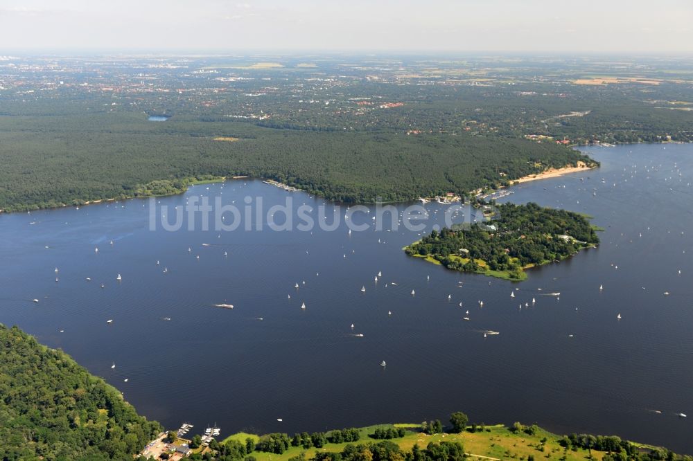 Luftaufnahme Berlin - Landschaft entlang der Uferbereiche des Großen Wannsee mit dem Grunewald im Stadtbezirk Charlottenburg-Wilmersdorf von Berlin