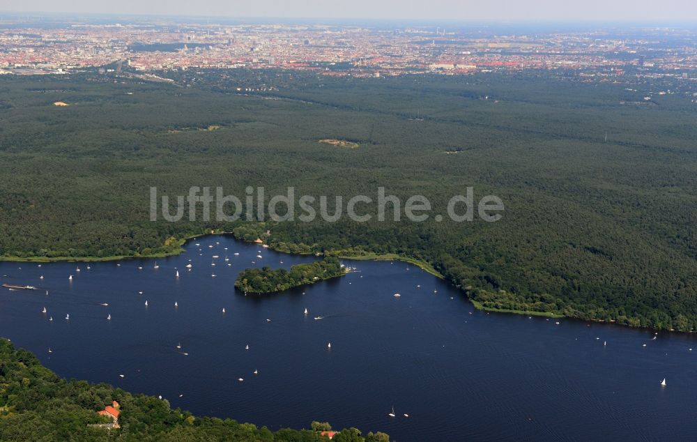 Luftaufnahme Berlin - Landschaft entlang der Uferbereiche des Großen Wannsee mit dem Grunewald im Stadtbezirk Charlottenburg-Wilmersdorf von Berlin