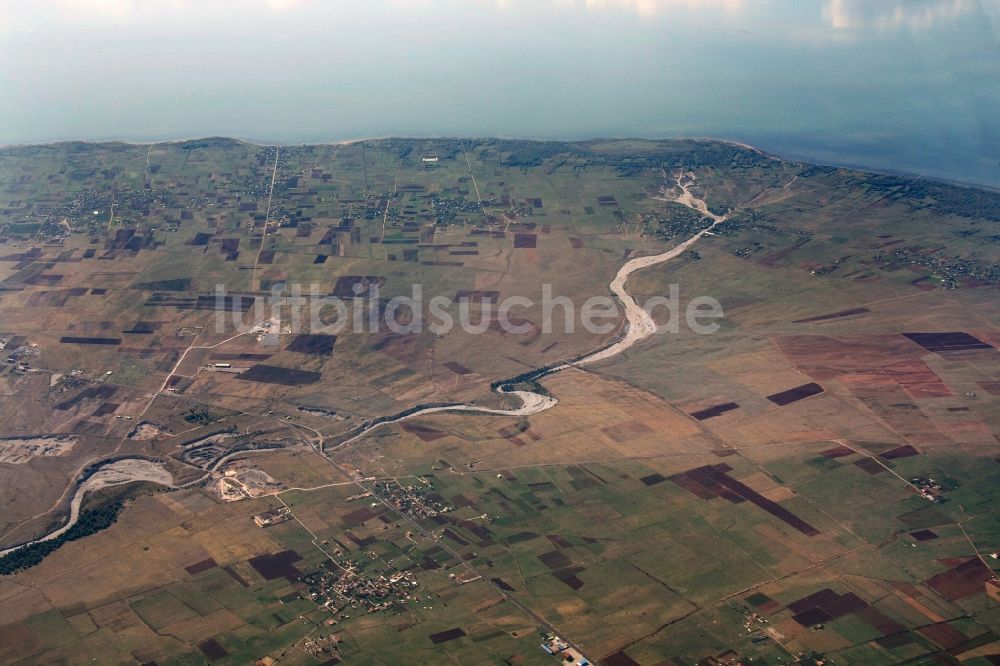 Koplik von oben - Landschaft von Feldern bei Koplik in der Provinz Shkodra in Albanien