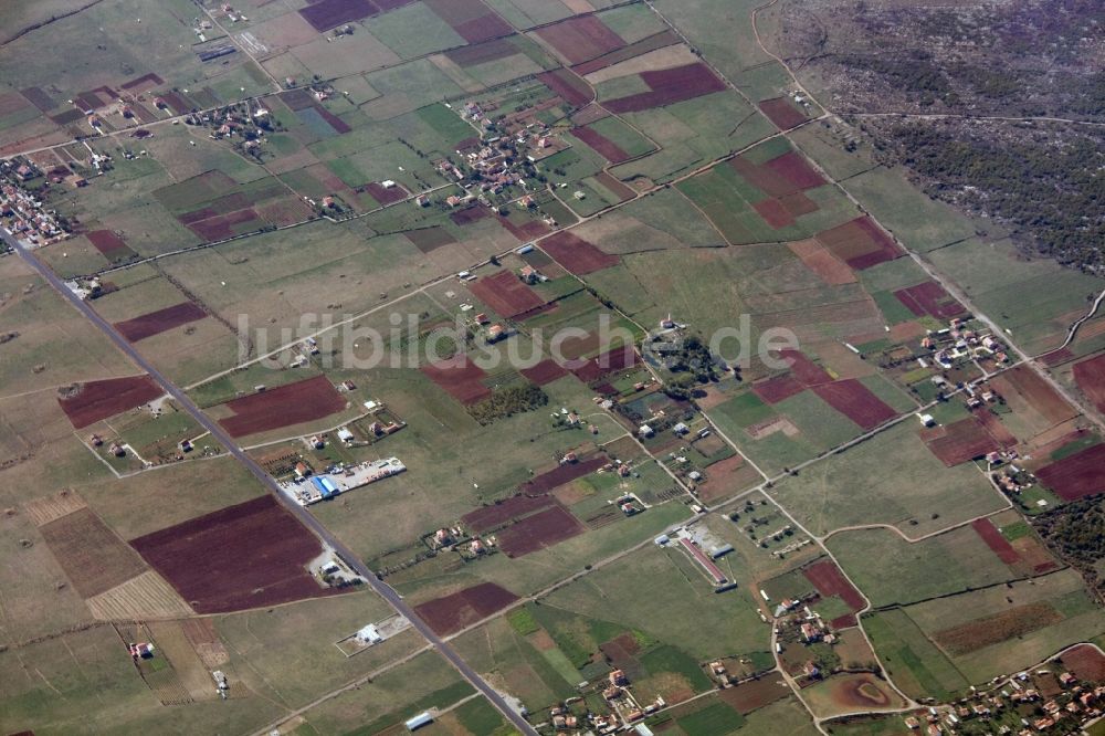 Koplik aus der Vogelperspektive: Landschaft von Feldern bei Koplik in der Provinz Shkodra in Albanien