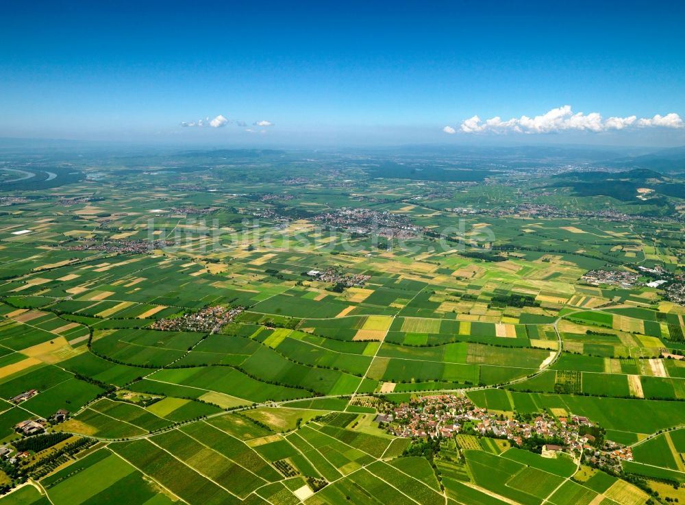 Heitersheim von oben - Landschaft von Feldern der Landwirtschaft bei Heitersheim im Bundesland Baden-Württemberg