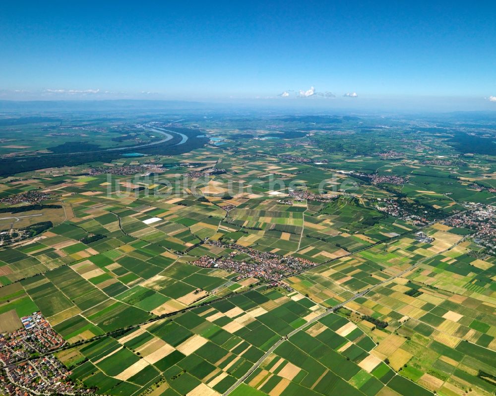 Heitersheim von oben - Landschaft von Feldern der Landwirtschaft bei Heitersheim im Bundesland Baden-Württemberg