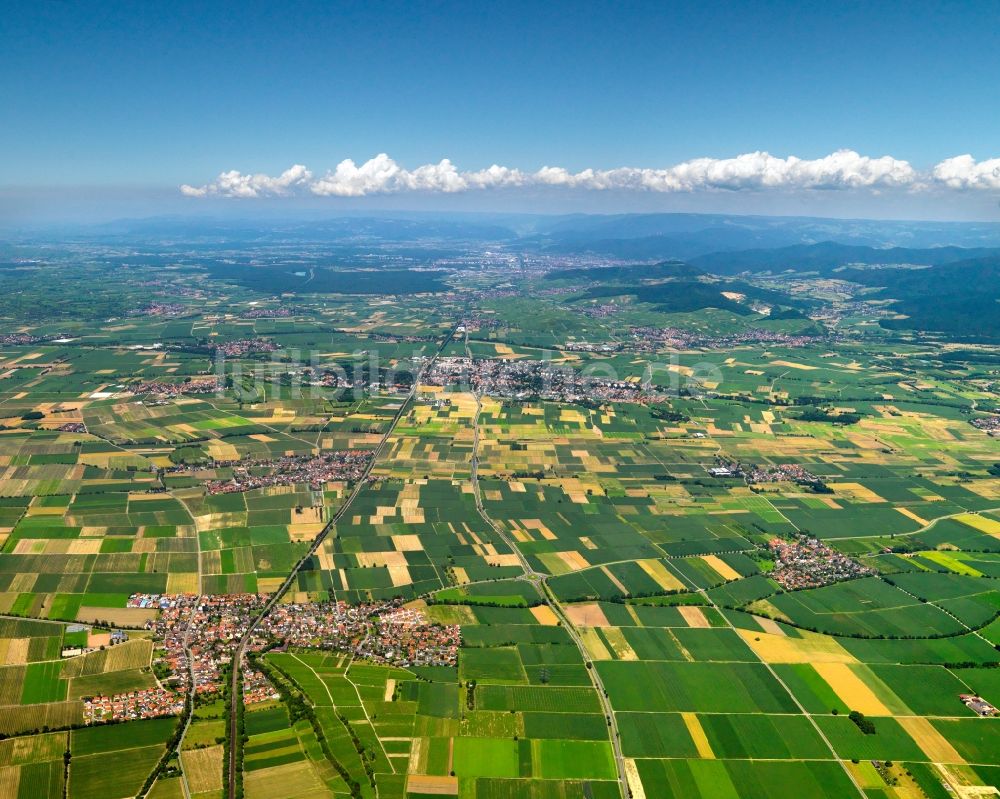 Heitersheim von oben - Landschaft von Feldern der Landwirtschaft bei Heitersheim im Bundesland Baden-Württemberg