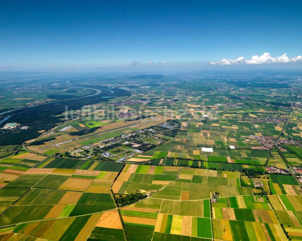 Luftaufnahme Heitersheim - Landschaft von Feldern der Landwirtschaft bei Heitersheim im Bundesland Baden-Württemberg