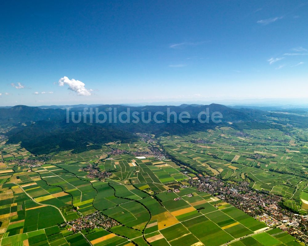 Heitersheim von oben - Landschaft von Feldern der Landwirtschaft bei Heitersheim im Bundesland Baden-Württemberg