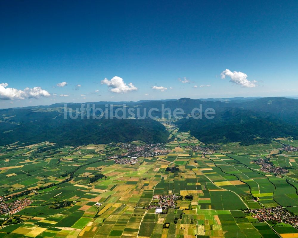 Heitersheim aus der Vogelperspektive: Landschaft von Feldern der Landwirtschaft bei Heitersheim im Bundesland Baden-Württemberg