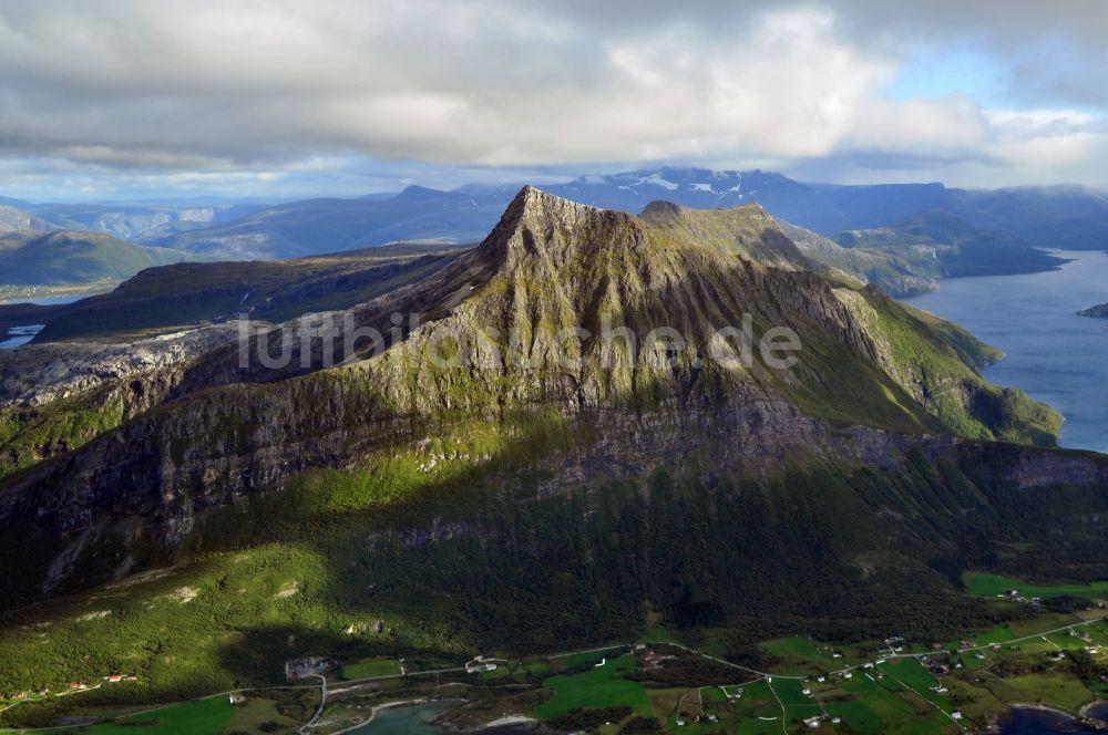 Ravik aus der Vogelperspektive: Landschaft mit den Fjorden am Gebirgsmassives bei Ravik in Nordland in Norwegen