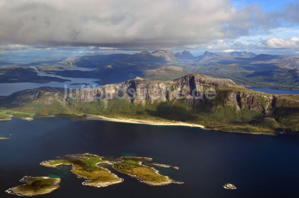 Luftbild Ravik - Landschaft mit den Fjorden am Gebirgsmassives bei Ravik in Nordland in Norwegen