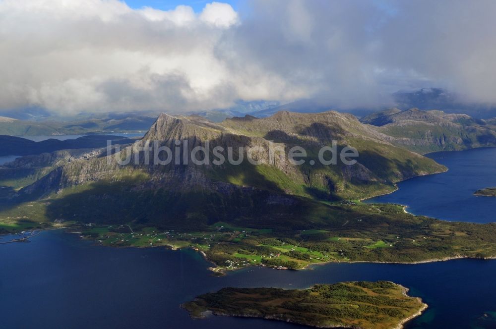 Luftaufnahme Ravik - Landschaft mit den Fjorden am Gebirgsmassives bei Ravik in Nordland in Norwegen