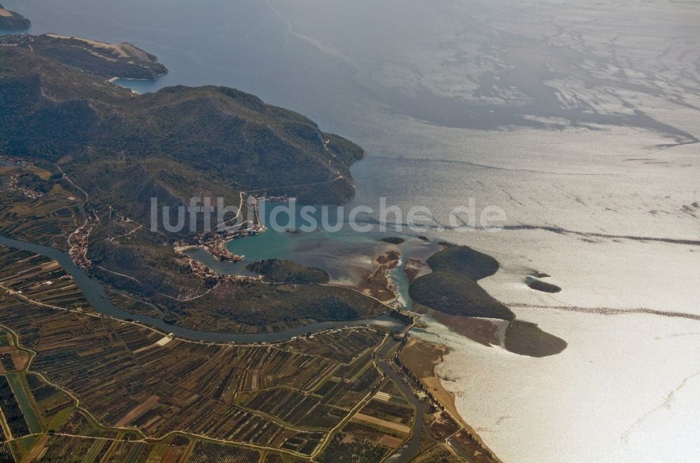 Split aus der Vogelperspektive: Landschaft der Flußmündung des Neredva bei Split in Kroatien