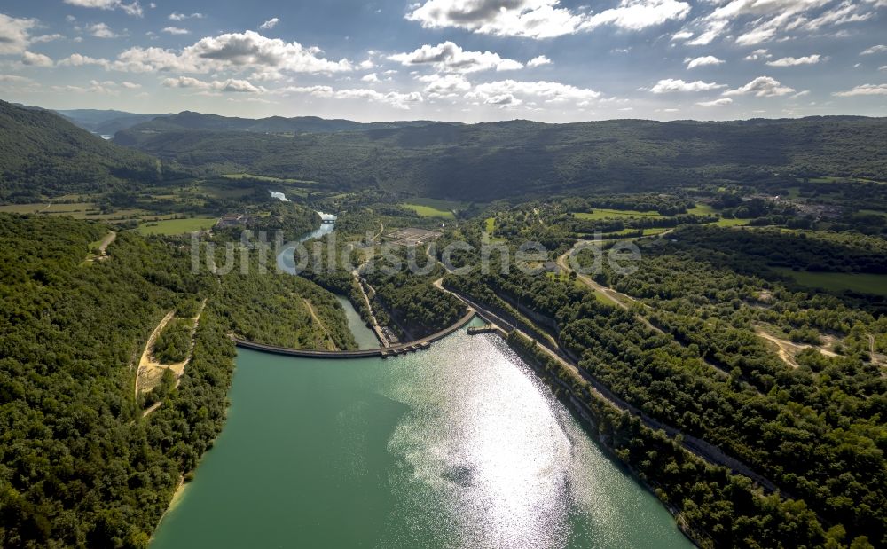 Onoz aus der Vogelperspektive: Landschaft des Flußverlaufes des Lain bei Onoz in Frankreich