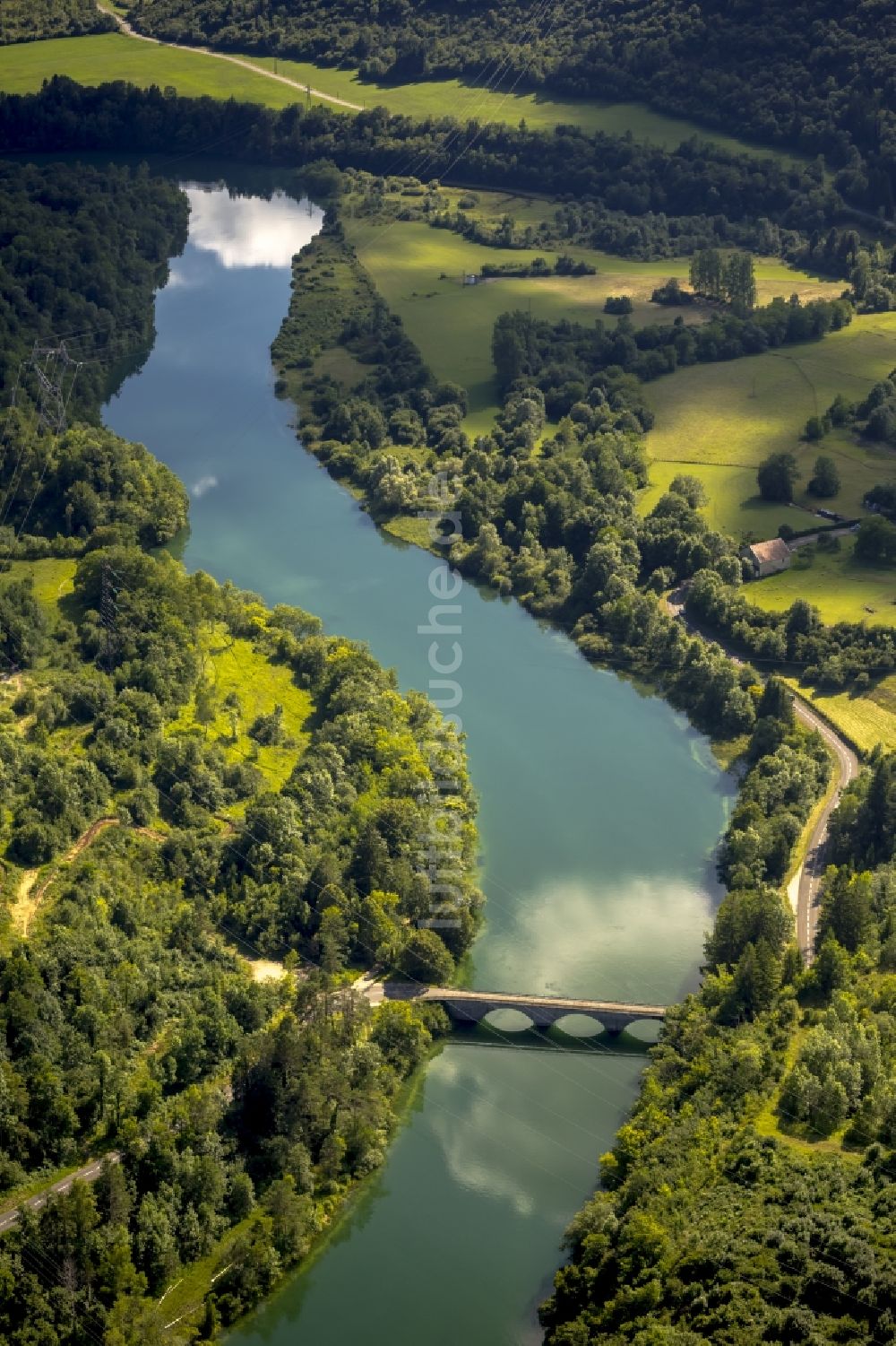 Onoz aus der Vogelperspektive: Landschaft des Flußverlaufes des Lain bei Onoz in Frankreich