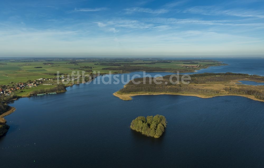 Rechlin aus der Vogelperspektive: Landschaft am Kleinen Müritz See mit Baumwall Herzinsel an der Mecklenburger Seenplatte in Rechlin im Bundesland Mecklenburg-Vorpommern