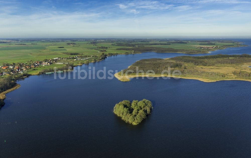 Luftbild Rechlin - Landschaft am Kleinen Müritz See mit Baumwall Herzinsel an der Mecklenburger Seenplatte in Rechlin im Bundesland Mecklenburg-Vorpommern