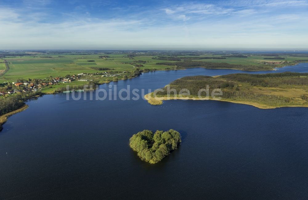 Luftaufnahme Rechlin - Landschaft am Kleinen Müritz See mit Baumwall Herzinsel an der Mecklenburger Seenplatte in Rechlin im Bundesland Mecklenburg-Vorpommern