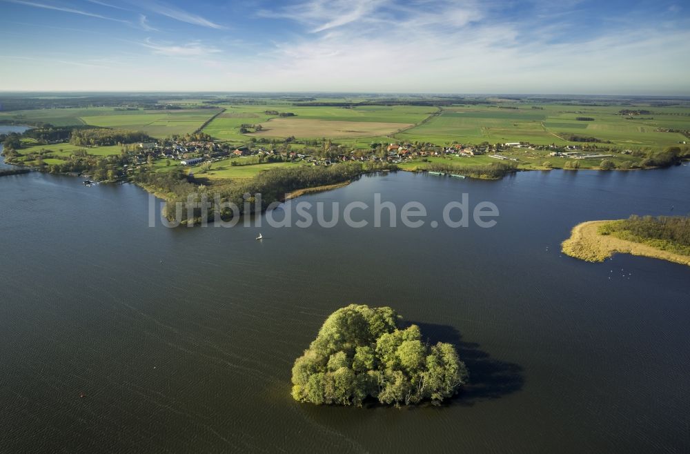 Luftaufnahme Rechlin - Landschaft am Kleinen Müritz See mit Baumwall Herzinsel an der Mecklenburger Seenplatte in Rechlin im Bundesland Mecklenburg-Vorpommern