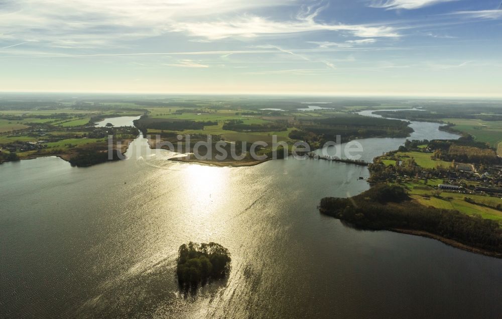 Rechlin von oben - Landschaft am Kleinen Müritz See mit Baumwall Herzinsel an der Mecklenburger Seenplatte in Rechlin im Bundesland Mecklenburg-Vorpommern