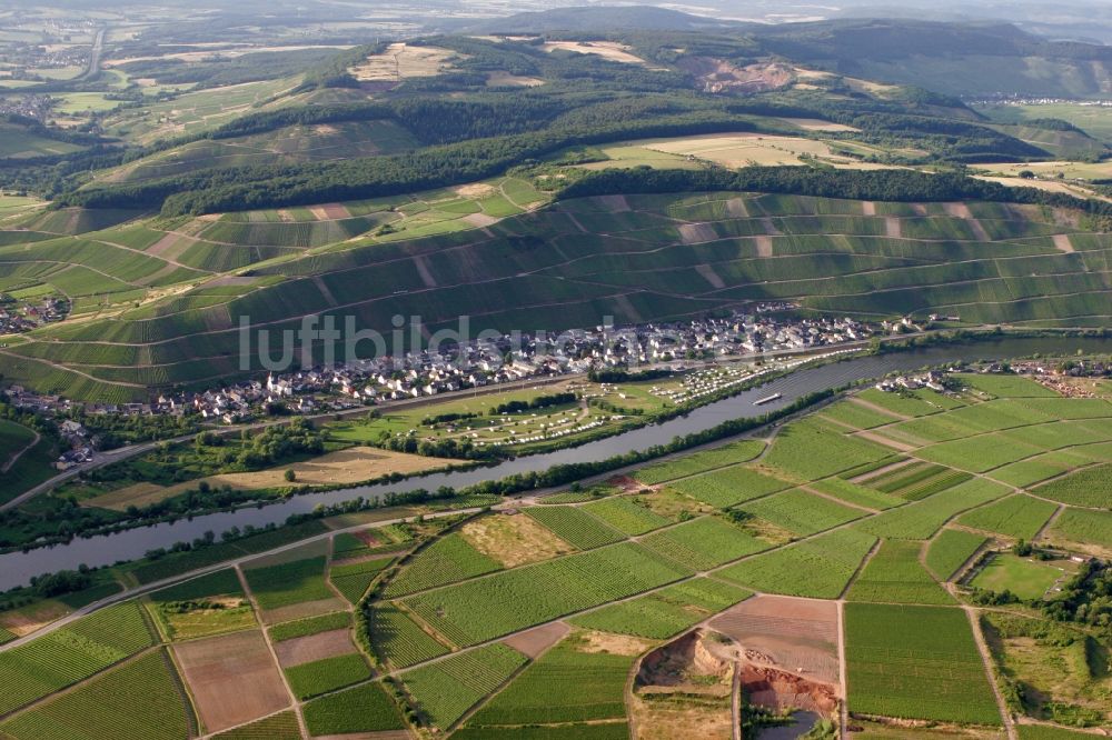 Klüsserath von oben - Landschaft von Klüsserath und der Fluss Mosel im Bundesland Rheinland-Pfalz