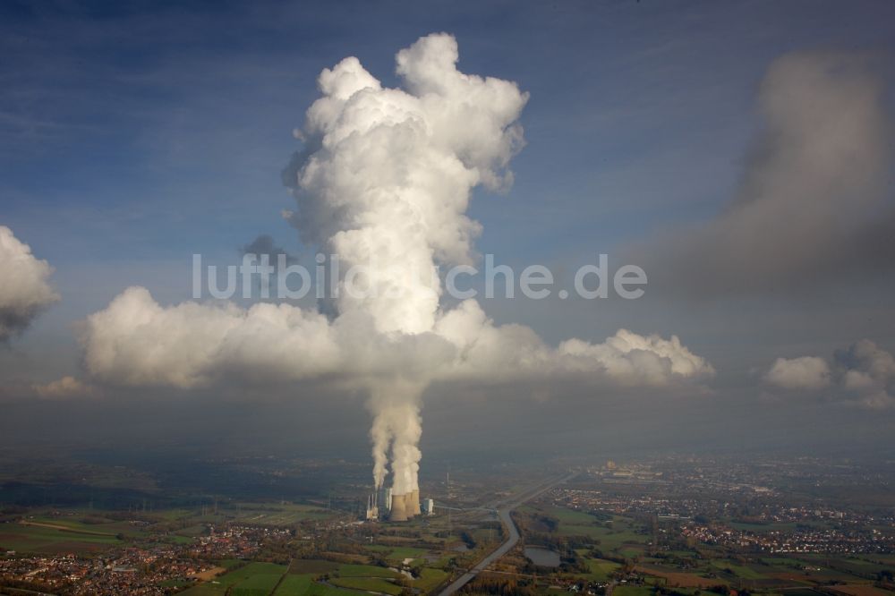 Luftbild Werne - Landschaft mit Kreuz bildender Wolke bei Inversionswetterlage mit Inversionsschicht über dem Werne Gersteinwerk in Werne-Stockum in Nordrhein-Westfalen