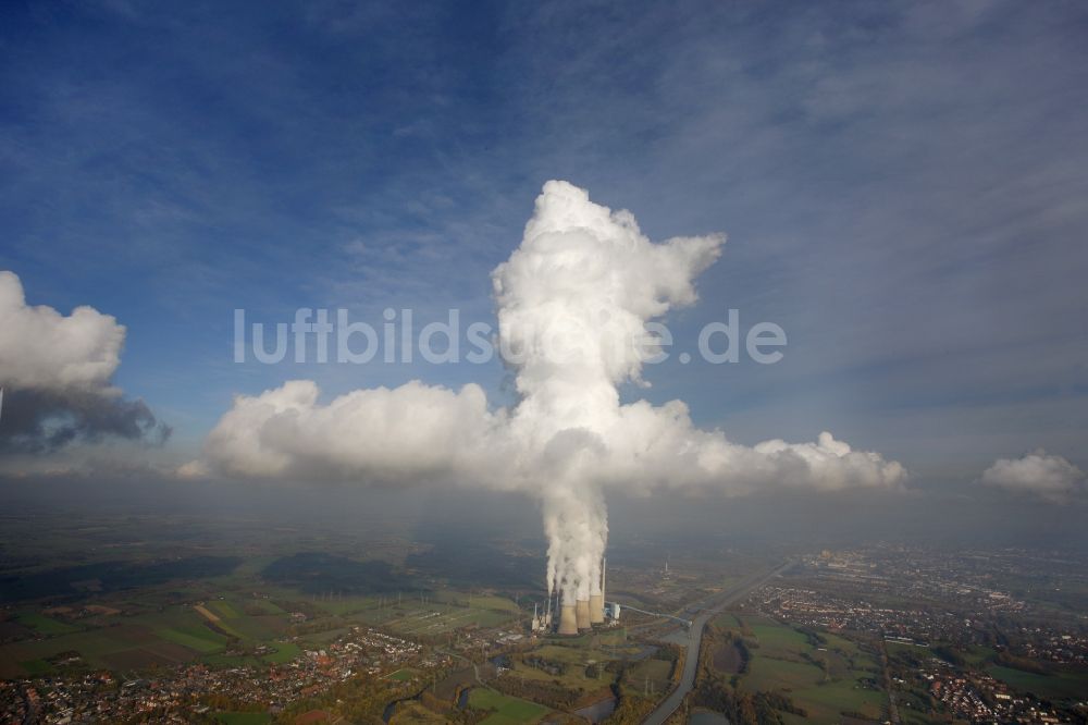 Luftaufnahme Werne - Landschaft mit Kreuz bildender Wolke bei Inversionswetterlage mit Inversionsschicht über dem Werne Gersteinwerk in Werne-Stockum in Nordrhein-Westfalen