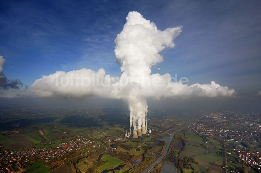 Werne von oben - Landschaft mit Kreuz bildender Wolke bei Inversionswetterlage mit Inversionsschicht über dem Werne Gersteinwerk in Werne-Stockum in Nordrhein-Westfalen