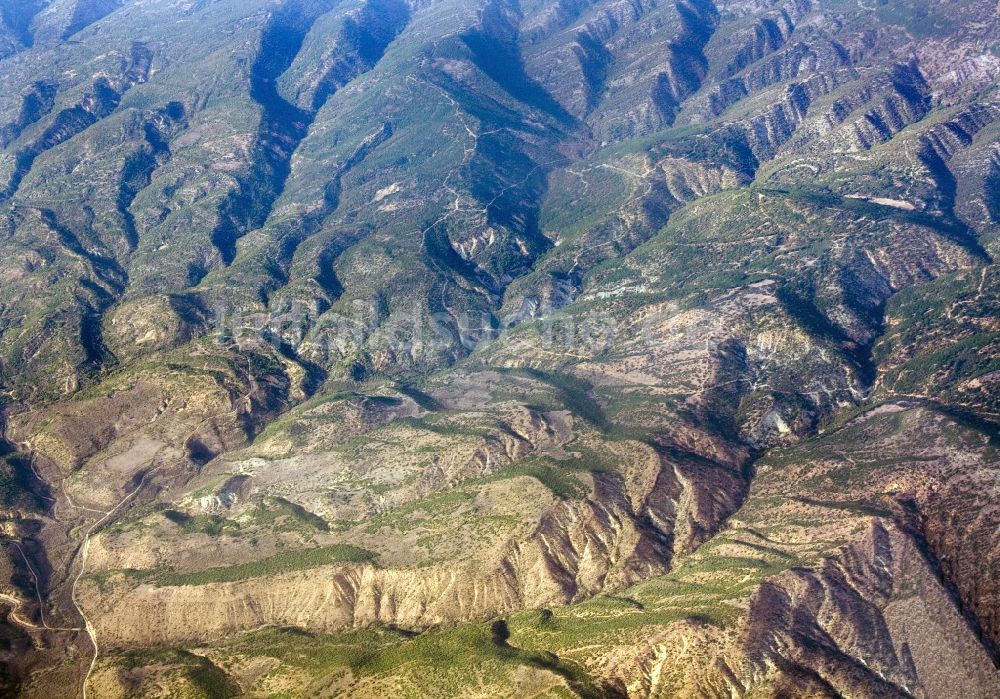 Veles von oben - Landschaft vom Mazedonisches Bergland in der Nähe von Veles in Mazedonien