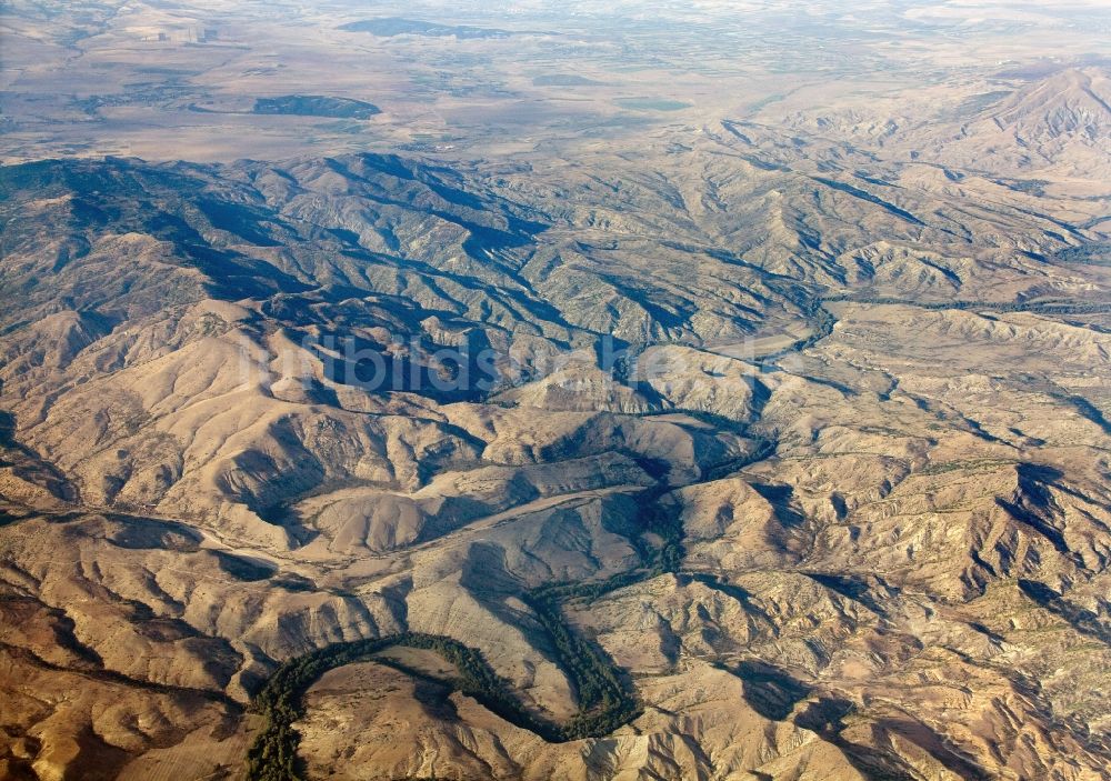 Veles aus der Vogelperspektive: Landschaft vom Mazedonisches Bergland in der Nähe von Veles in Mazedonien