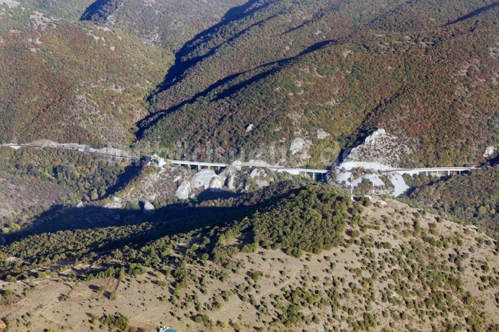 Veles von oben - Landschaft vom Mazedonisches Bergland in der Nähe von Veles in Mazedonien