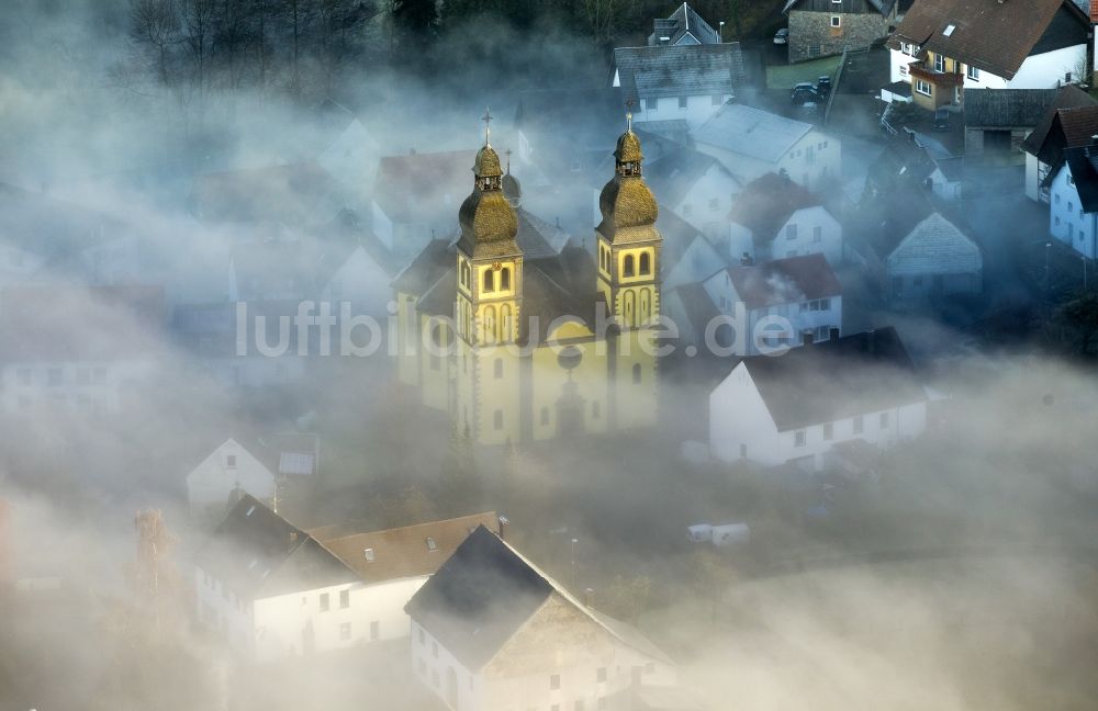 Luftbild Marsberg OT Padberg - Landschaft des aus Nebel- Schicht und Wolken herausragenden Kirche in Padberger, einem Ortsteil von Marsberg im Sauerland in Nordrhein-Westfalen NRW