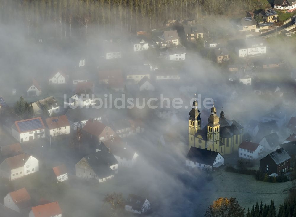 Marsberg OT Padberg aus der Vogelperspektive: Landschaft des aus Nebel- Schicht und Wolken herausragenden Kirche in Padberger, einem Ortsteil von Marsberg im Sauerland in Nordrhein-Westfalen NRW