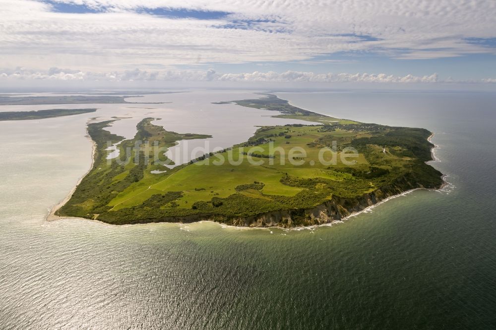 Kloster aus der Vogelperspektive: Landschaft der Nordspitze der Insel Hiddensee mit dem Leuchtturm Dornbusch und der Ortschaft Kloster im Bundesland Mecklenburg-Vorpommern