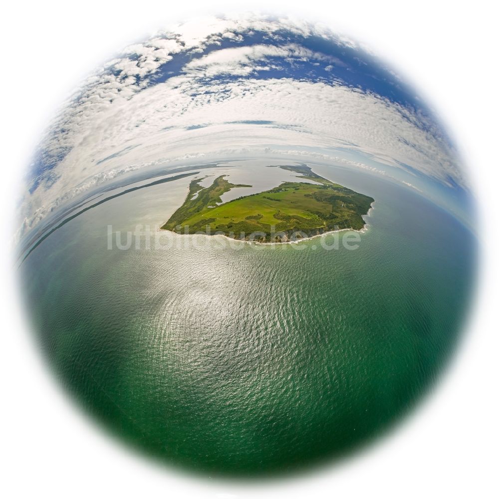 Luftbild Kloster - Landschaft der Nordspitze der Insel Hiddensee mit dem Leuchtturm Dornbusch und der Ortschaft Kloster im Bundesland Mecklenburg-Vorpommern