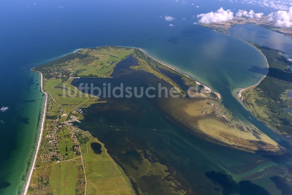 Luftaufnahme Kloster - Landschaft der Nordspitze der Insel Hiddensee mit dem Leuchtturm Dornbusch und der Ortschaft Kloster im Bundesland Mecklenburg-Vorpommern