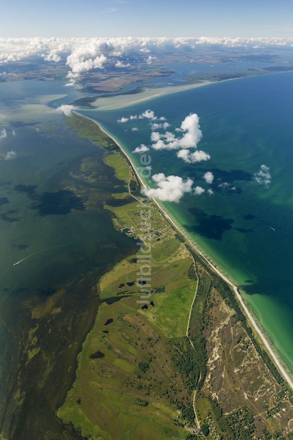 Kloster von oben - Landschaft der Nordspitze der Insel Hiddensee mit dem Leuchtturm Dornbusch und der Ortschaft Kloster im Bundesland Mecklenburg-Vorpommern