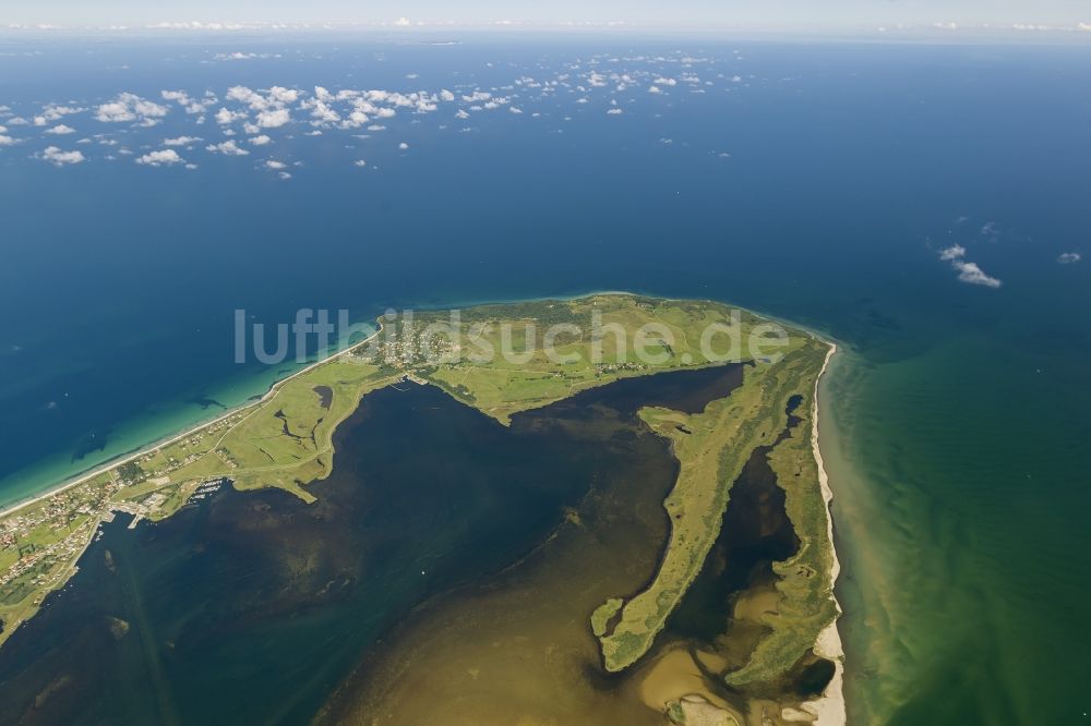 Luftaufnahme Kloster - Landschaft der Nordspitze der Insel Hiddensee mit dem Leuchtturm Dornbusch und der Ortschaft Kloster im Bundesland Mecklenburg-Vorpommern