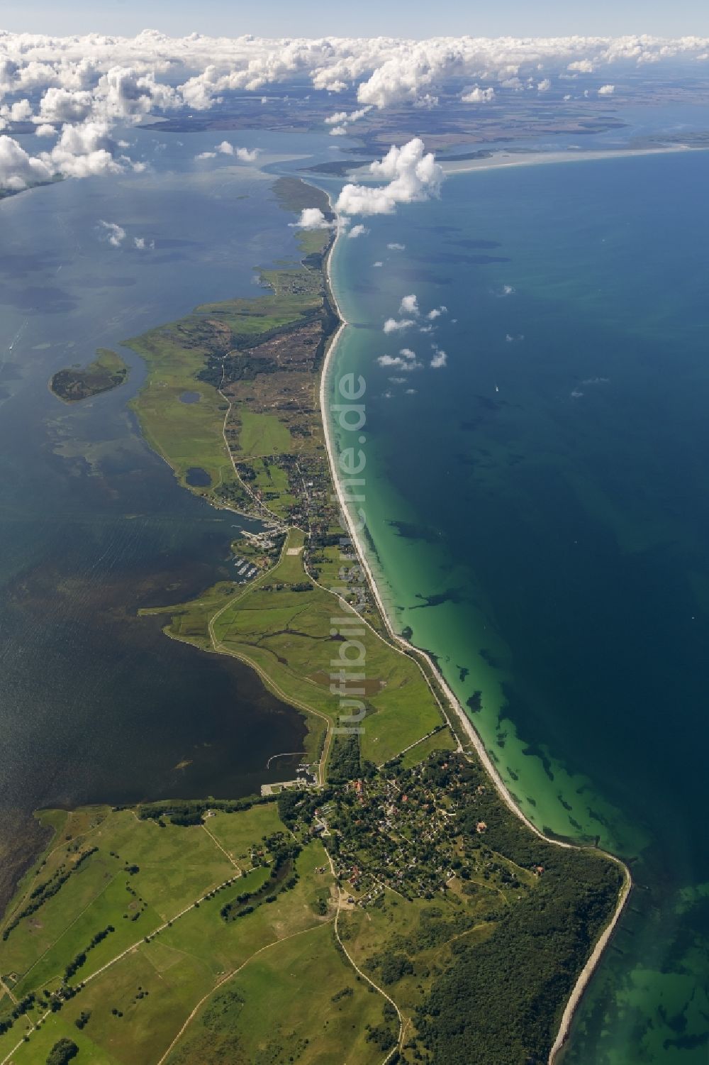 Kloster von oben - Landschaft der Nordspitze der Insel Hiddensee mit dem Leuchtturm Dornbusch und der Ortschaft Kloster im Bundesland Mecklenburg-Vorpommern