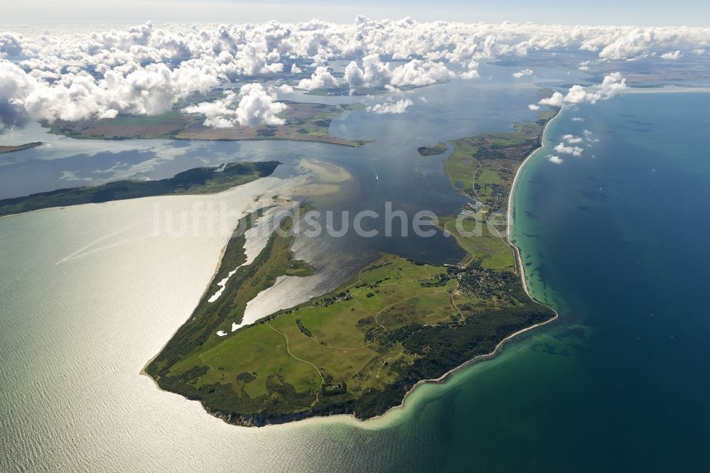 Kloster aus der Vogelperspektive: Landschaft der Nordspitze der Insel Hiddensee mit dem Leuchtturm Dornbusch und der Ortschaft Kloster im Bundesland Mecklenburg-Vorpommern