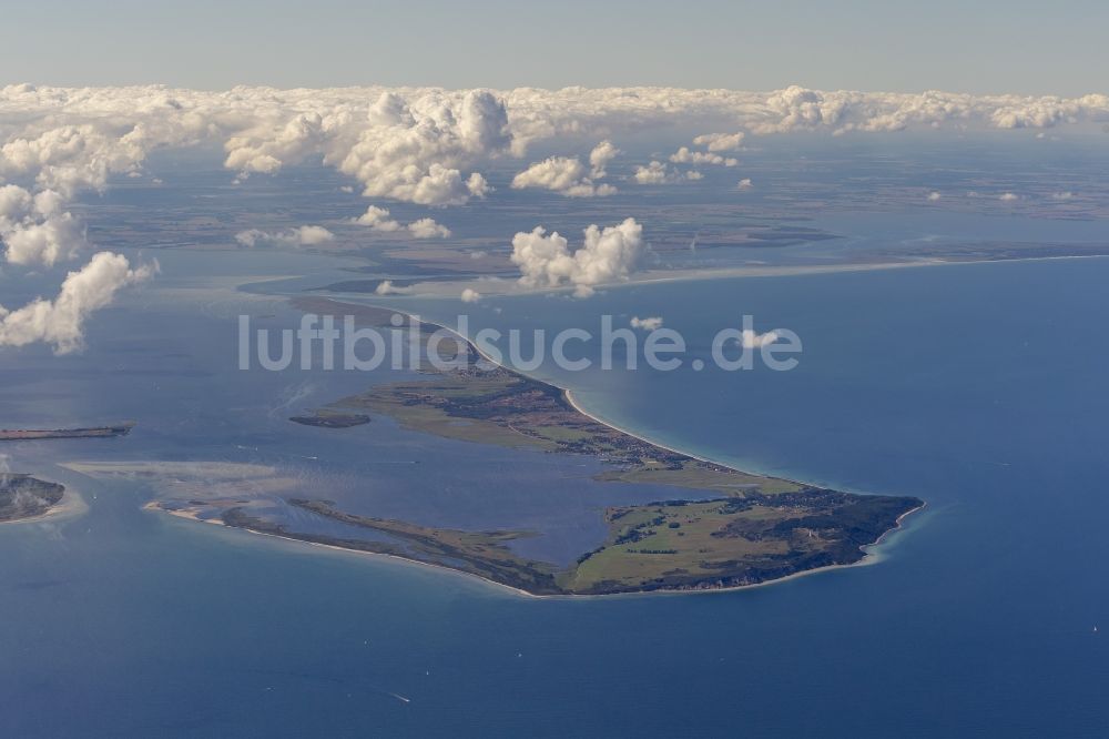 Luftaufnahme Kloster - Landschaft der Nordspitze der Insel Hiddensee mit dem Leuchtturm Dornbusch und der Ortschaft Kloster im Bundesland Mecklenburg-Vorpommern