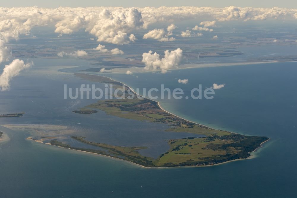 Kloster von oben - Landschaft der Nordspitze der Insel Hiddensee mit dem Leuchtturm Dornbusch und der Ortschaft Kloster im Bundesland Mecklenburg-Vorpommern