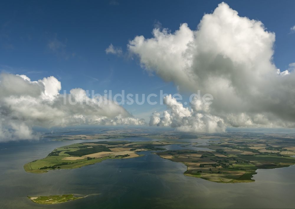 Ummanz aus der Vogelperspektive: Landschaft der Ostsee- Küste vor Ummanz auf der Insel Rügen im Bundesland Mecklenburg-Vorpommern