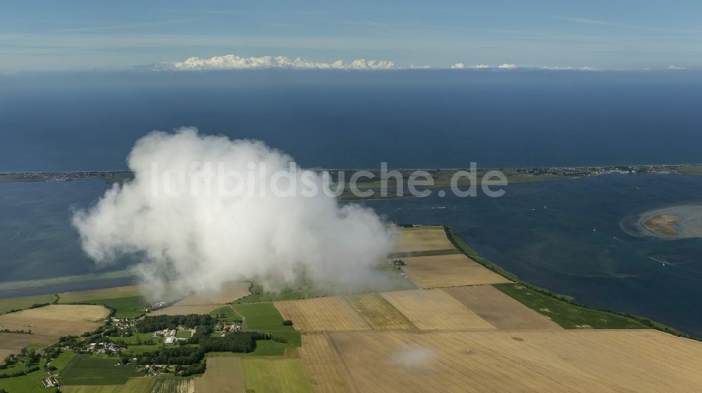 Hiddensee aus der Vogelperspektive: Landschaft der Ostseeküste zischen der vorgelagerten Insel Hiddensee und Schaprode auf der Insel Rügen im Bundesland Mecklenburg-Vorpommern