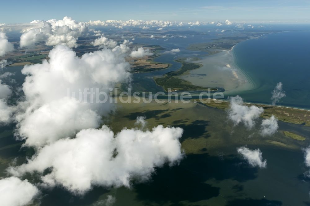 Luftaufnahme Hiddensee - Landschaft der Ostseeküste zischen der vorgelagerten Insel Hiddensee und Schaprode auf der Insel Rügen im Bundesland Mecklenburg-Vorpommern