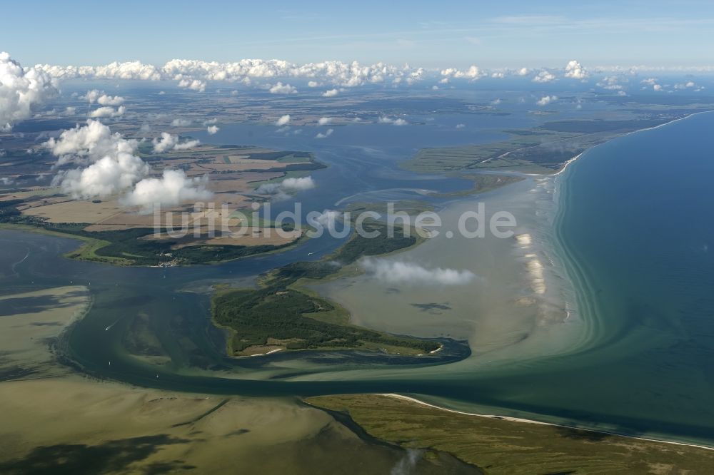 Hiddensee von oben - Landschaft der Ostseeküste zischen der vorgelagerten Insel Hiddensee und Schaprode auf der Insel Rügen im Bundesland Mecklenburg-Vorpommern