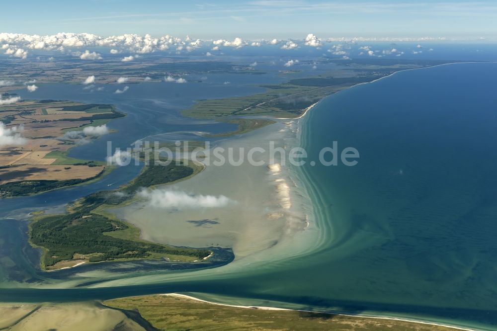 Hiddensee aus der Vogelperspektive: Landschaft der Ostseeküste zischen der vorgelagerten Insel Hiddensee und Schaprode auf der Insel Rügen im Bundesland Mecklenburg-Vorpommern