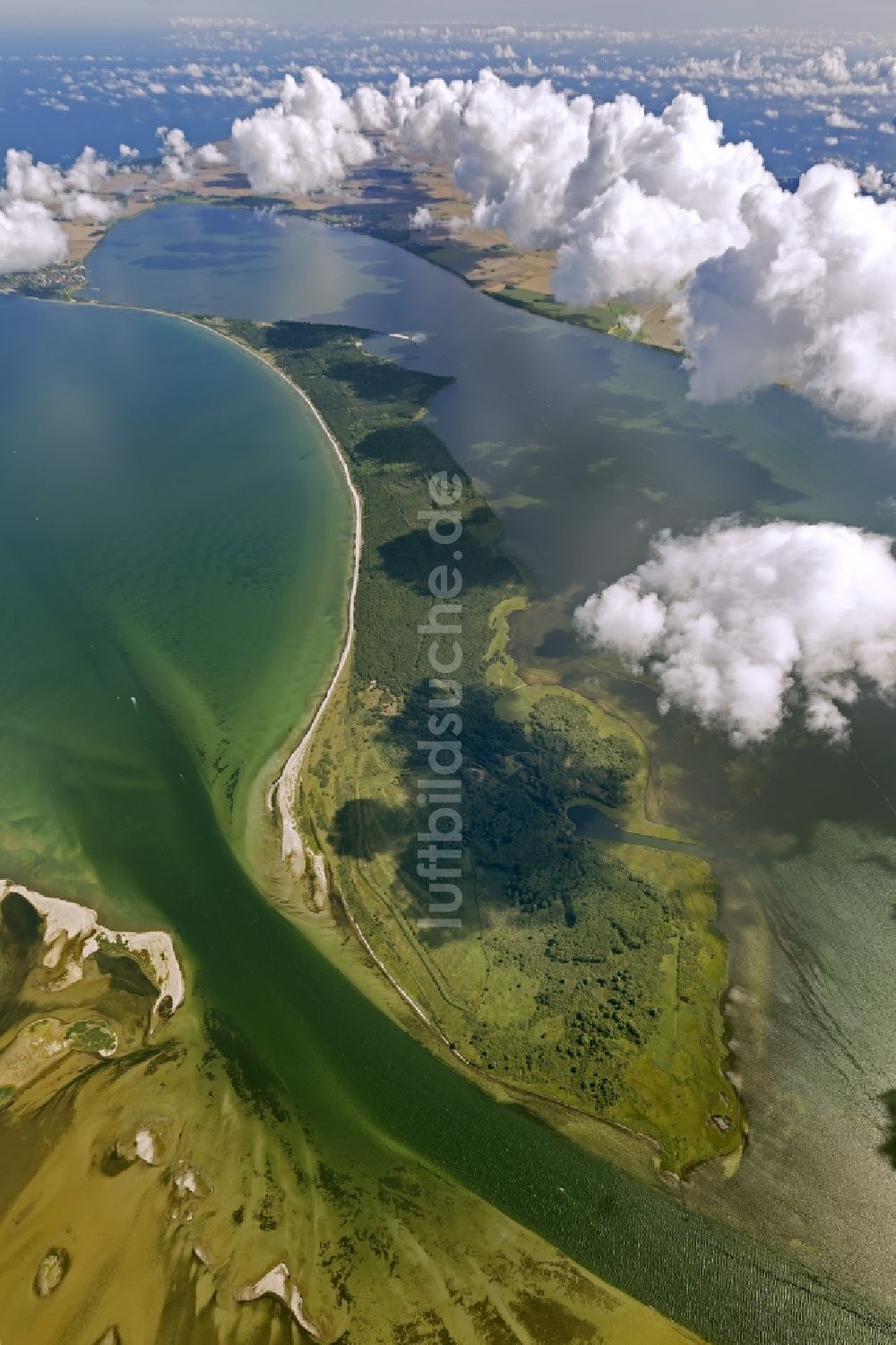 Luftaufnahme Hiddensee - Landschaft der Ostseeküste zischen der vorgelagerten Insel Hiddensee und Schaprode auf der Insel Rügen im Bundesland Mecklenburg-Vorpommern