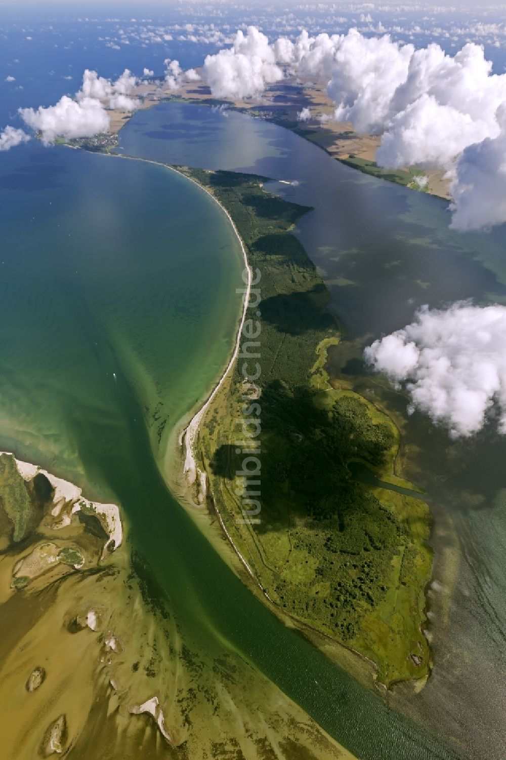 Hiddensee von oben - Landschaft der Ostseeküste zischen der vorgelagerten Insel Hiddensee und Schaprode auf der Insel Rügen im Bundesland Mecklenburg-Vorpommern