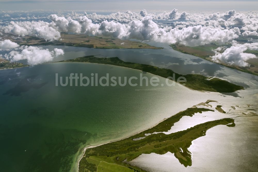 Dranske von oben - Landschaft der Ostseeküste zwischen Dranske und Wittow auf der Insel Rügen im Bundesland Mecklenburg-Vorpommern